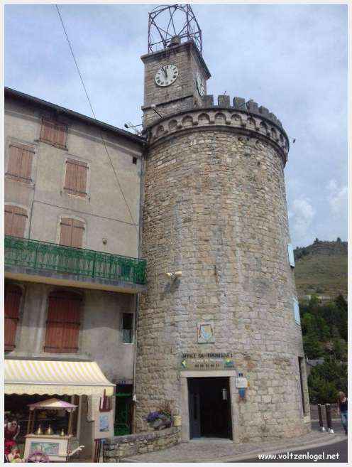 Vue panoramique de Meyrueis entre Causses et Cévennes, trésor naturel et culturel