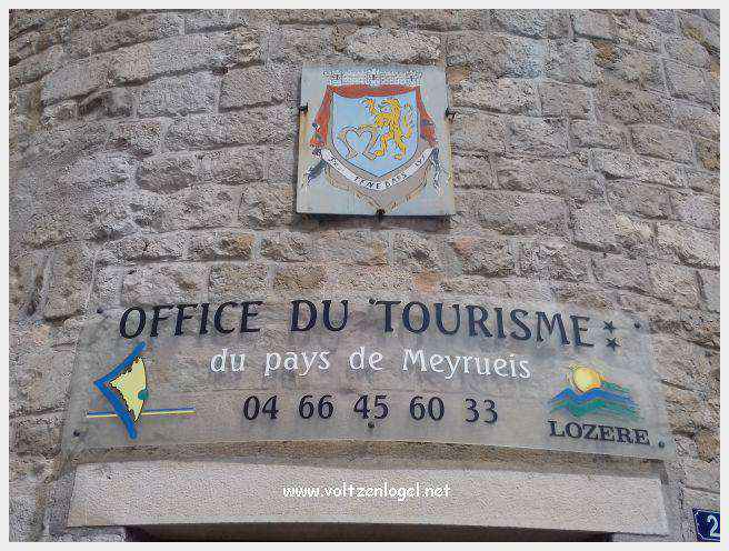 Vue panoramique de Meyrueis entre Causses et Cévennes, trésor naturel et culturel
