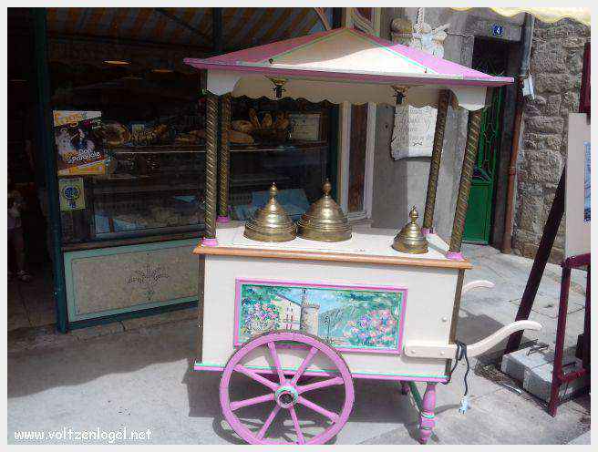 Vue panoramique de Meyrueis entre Causses et Cévennes, trésor naturel et culturel