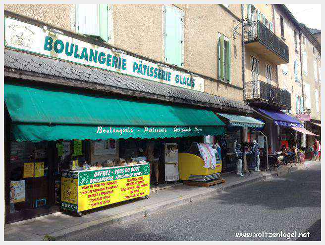 Vue panoramique de Meyrueis entre Causses et Cévennes, trésor naturel et culturel