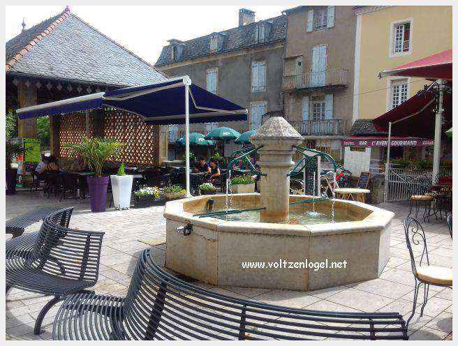 Vue panoramique de Meyrueis entre Causses et Cévennes, trésor naturel et culturel