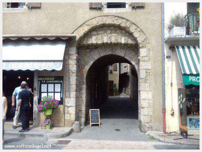 Vue panoramique de Meyrueis entre Causses et Cévennes, trésor naturel et culturel