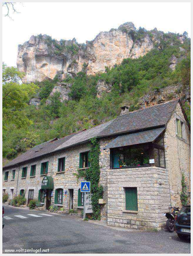 Vue panoramique de Meyrueis entre Causses et Cévennes, trésor naturel et culturel