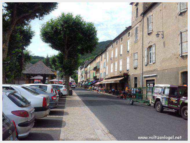 Vue panoramique de Meyrueis entre Causses et Cévennes, trésor naturel et culturel