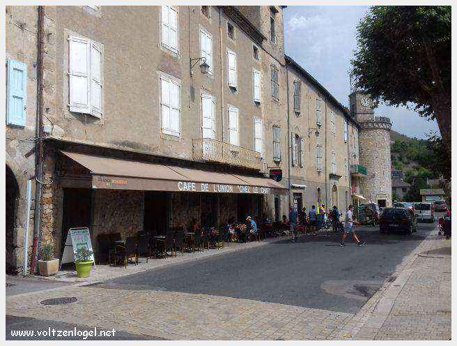 Vue panoramique de Meyrueis entre Causses et Cévennes, trésor naturel et culturel