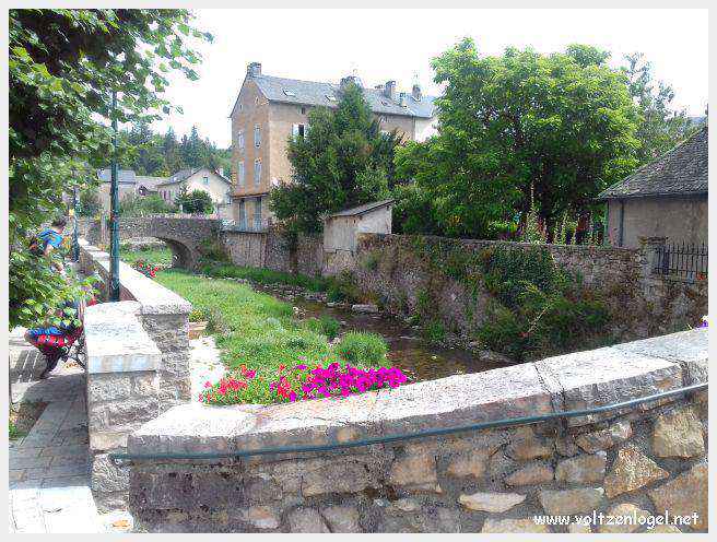 Vue panoramique de Meyrueis entre Causses et Cévennes, trésor naturel et culturel