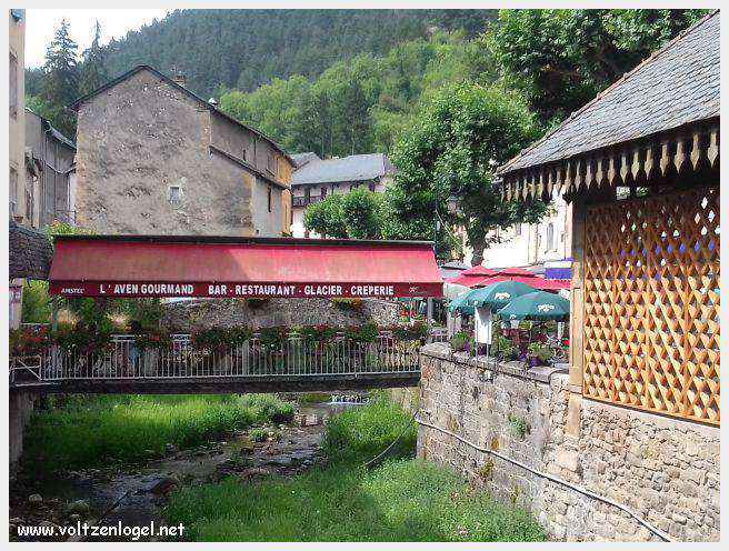 Vue panoramique de Meyrueis entre Causses et Cévennes, trésor naturel et culturel