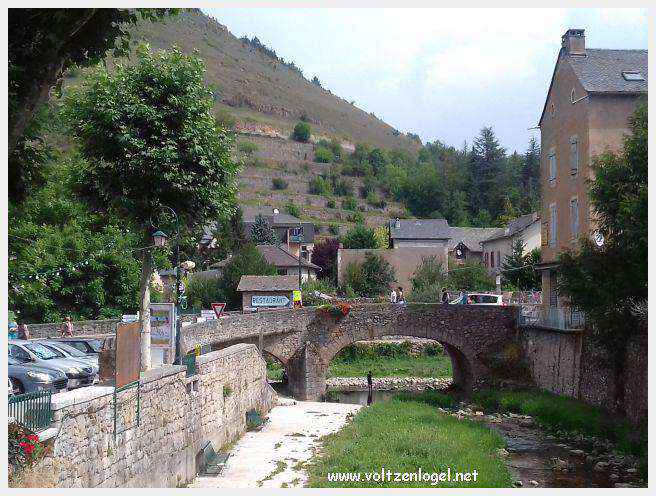 Vue panoramique de Meyrueis entre Causses et Cévennes, trésor naturel et culturel