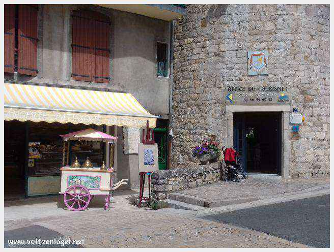 Vue panoramique de Meyrueis entre Causses et Cévennes, trésor naturel et culturel