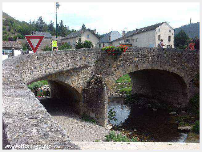 Vue panoramique de Meyrueis entre Causses et Cévennes, trésor naturel et culturel