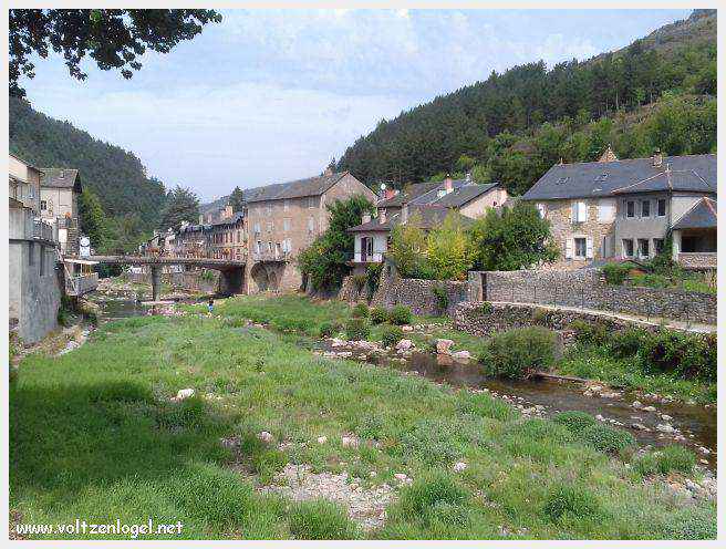 Vue panoramique de Meyrueis entre Causses et Cévennes, trésor naturel et culturel