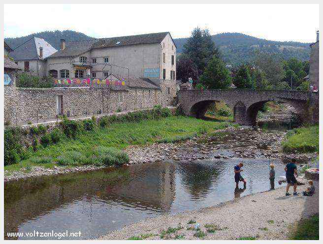 Vue panoramique de Meyrueis entre Causses et Cévennes, trésor naturel et culturel