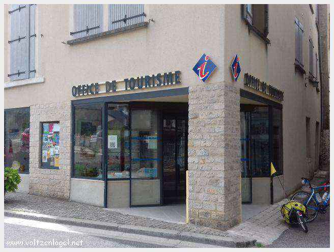Vue panoramique de Meyrueis entre Causses et Cévennes, trésor naturel et culturel