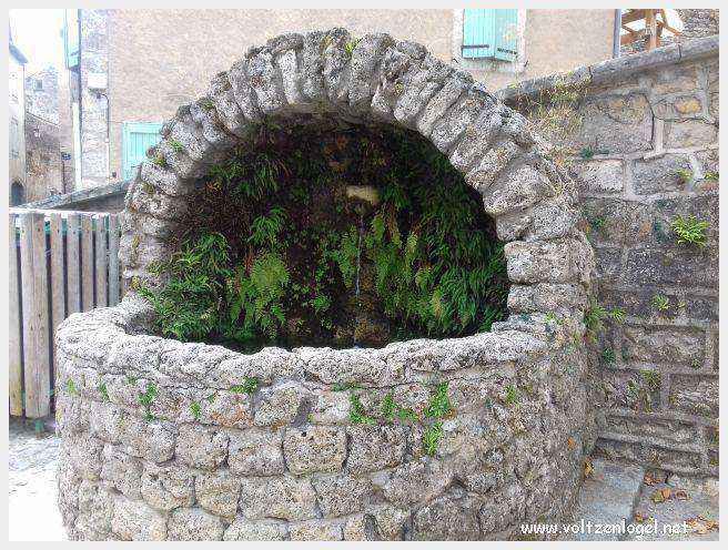 Vue panoramique de Meyrueis entre Causses et Cévennes, trésor naturel et culturel