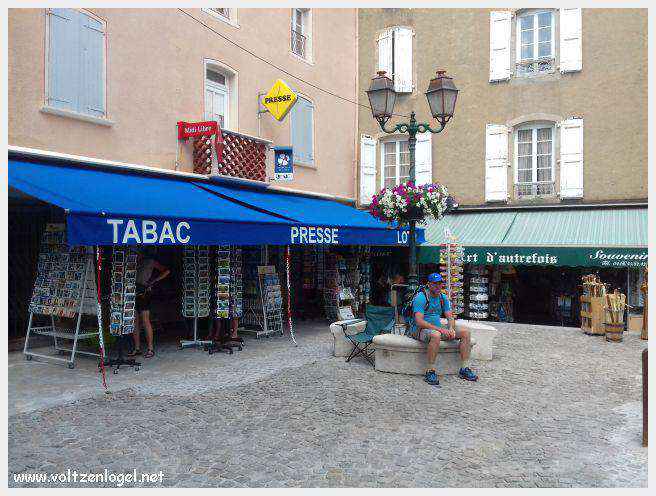 Vue panoramique de Meyrueis entre Causses et Cévennes, trésor naturel et culturel