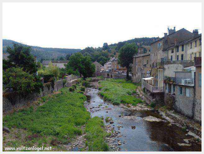 Vue panoramique de Meyrueis entre Causses et Cévennes, trésor naturel et culturel