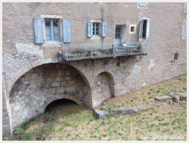 Vue panoramique de Meyrueis entre Causses et Cévennes, trésor naturel et culturel
