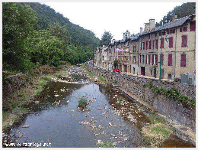 Vue panoramique de Meyrueis entre Causses et Cévennes, trésor naturel et culturel