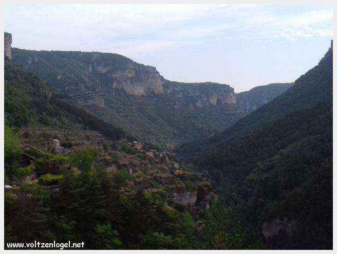 Vue panoramique de Meyrueis entre Causses et Cévennes, trésor naturel et culturel