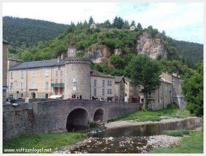 Vue panoramique de Meyrueis entre Causses et Cévennes, trésor naturel et culturel