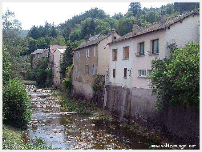 Vue panoramique de Meyrueis entre Causses et Cévennes, trésor naturel et culturel