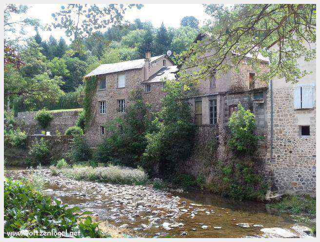 Vue panoramique de Meyrueis entre Causses et Cévennes, trésor naturel et culturel