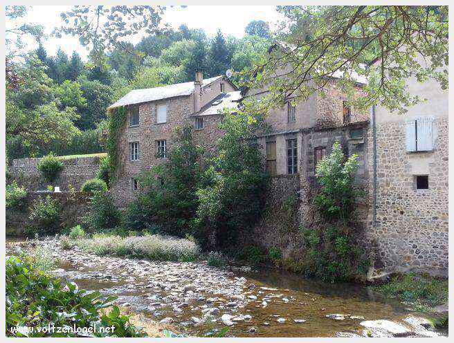 Vue panoramique de Meyrueis entre Causses et Cévennes, trésor naturel et culturel