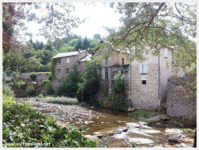 Vue panoramique de Meyrueis entre Causses et Cévennes, trésor naturel et culturel
