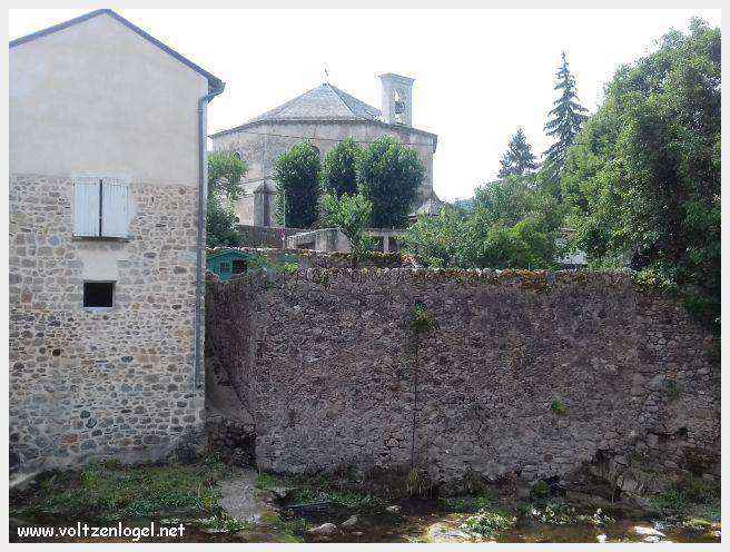 Vue panoramique de Meyrueis entre Causses et Cévennes, trésor naturel et culturel