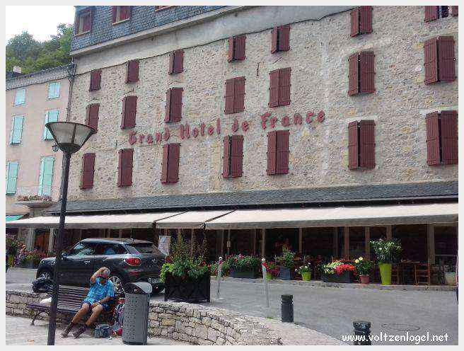 Vue panoramique de Meyrueis entre Causses et Cévennes, trésor naturel et culturel