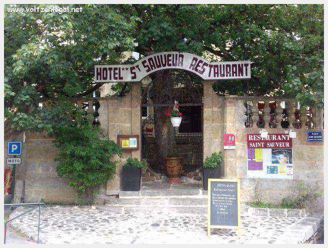 Vue panoramique de Meyrueis entre Causses et Cévennes, trésor naturel et culturel