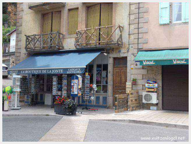 Vue panoramique de Meyrueis entre Causses et Cévennes, trésor naturel et culturel
