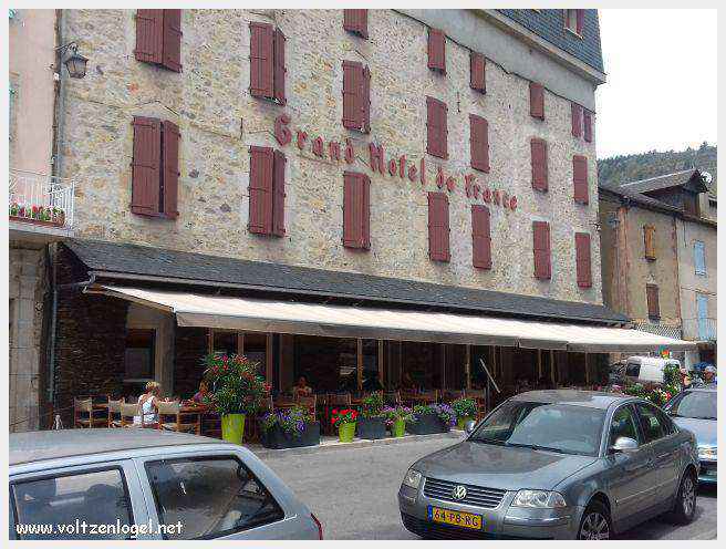 Vue panoramique de Meyrueis entre Causses et Cévennes, trésor naturel et culturel