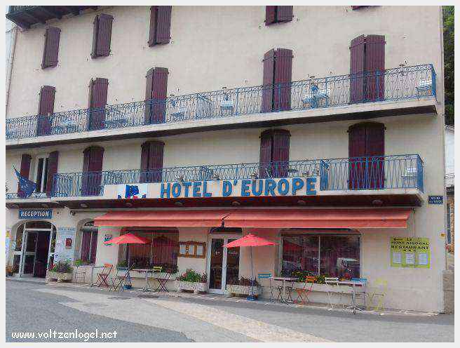 Vue panoramique de Meyrueis entre Causses et Cévennes, trésor naturel et culturel