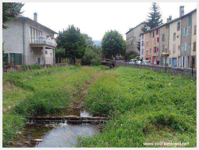 Vue panoramique de Meyrueis entre Causses et Cévennes, trésor naturel et culturel