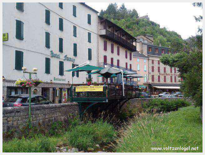 Vue panoramique de Meyrueis entre Causses et Cévennes, trésor naturel et culturel