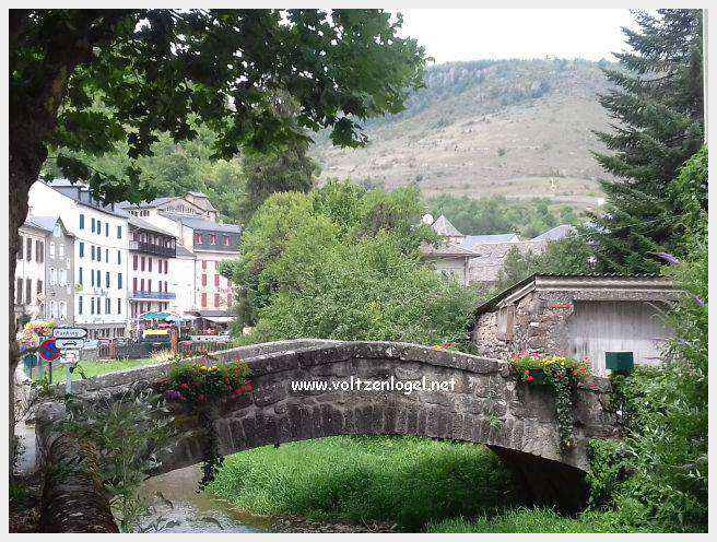 Vue panoramique de Meyrueis entre Causses et Cévennes, trésor naturel et culturel