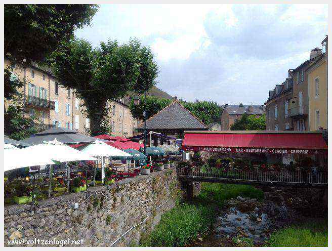 Vue panoramique de Meyrueis entre Causses et Cévennes, trésor naturel et culturel