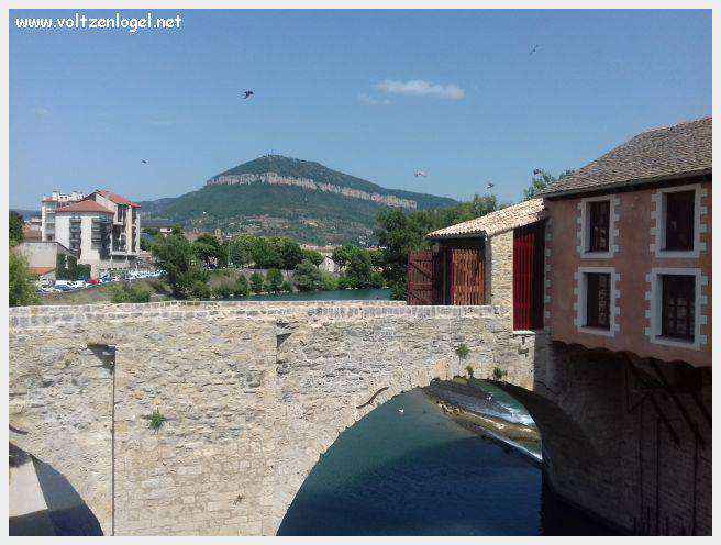Vue panoramique de Millau avec le Viaduc et les Gorges du Tarn en arrière-plan