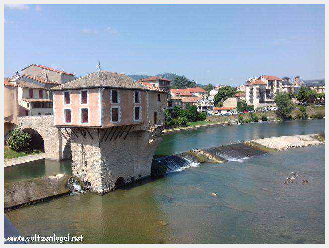Vue panoramique de Millau avec le Viaduc et les Gorges du Tarn en arrière-plan