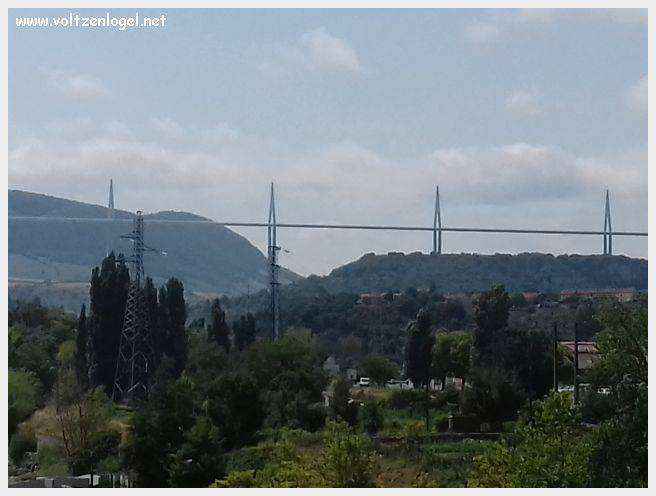 Vue panoramique de Millau avec le Viaduc et les Gorges du Tarn en arrière-plan