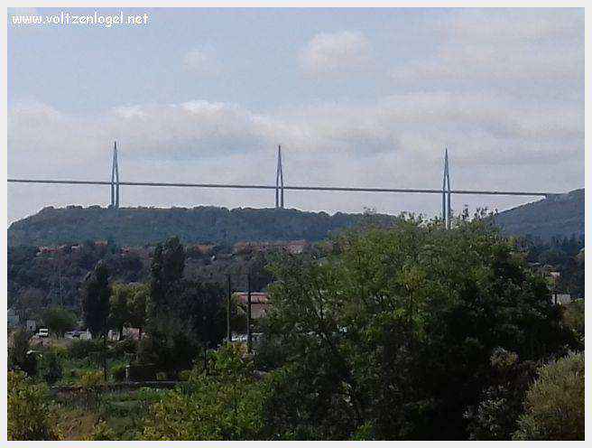Vue panoramique de Millau avec le Viaduc et les Gorges du Tarn en arrière-plan