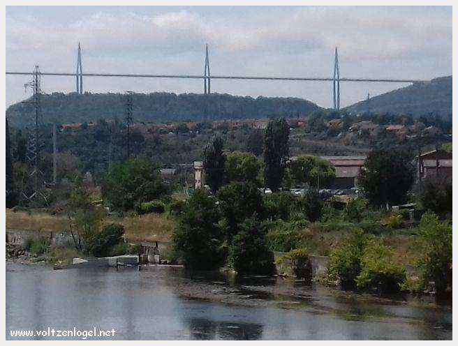 Vue panoramique de Millau avec le Viaduc et les Gorges du Tarn en arrière-plan