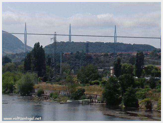 Vue panoramique de Millau avec le Viaduc et les Gorges du Tarn en arrière-plan