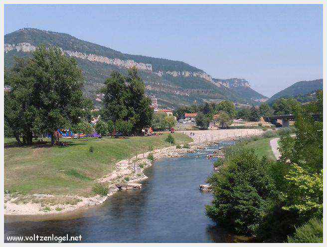 Vue panoramique de Millau avec le Viaduc et les Gorges du Tarn en arrière-plan