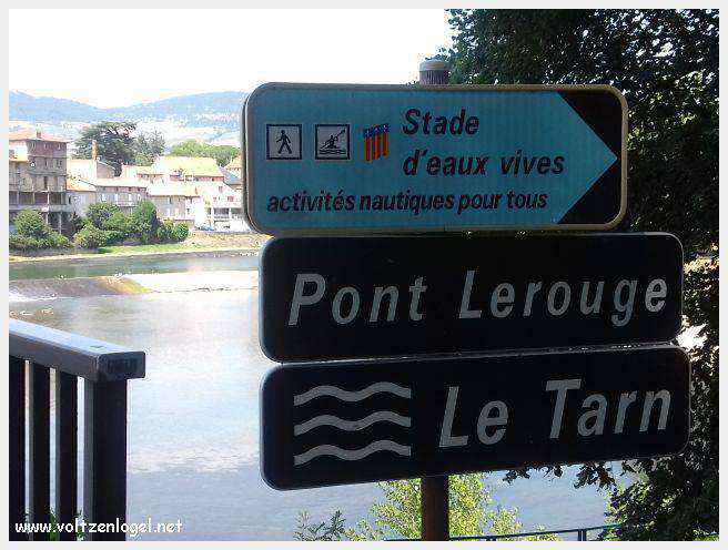 Vue panoramique de Millau avec le Viaduc et les Gorges du Tarn en arrière-plan