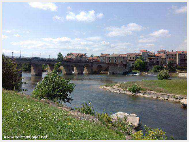 Vue panoramique de Millau avec le Viaduc et les Gorges du Tarn en arrière-plan