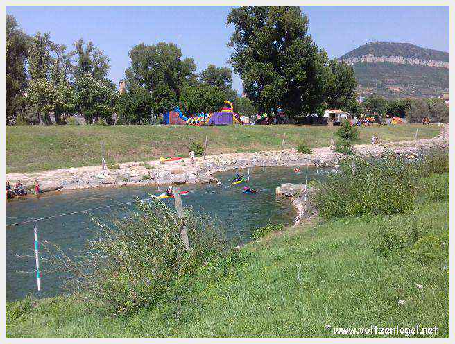 Vue panoramique de Millau avec le Viaduc et les Gorges du Tarn en arrière-plan