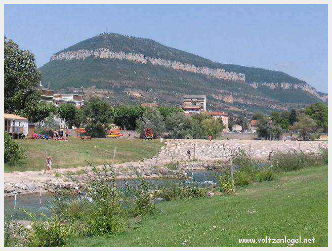 Vue panoramique de Millau avec le Viaduc et les Gorges du Tarn en arrière-plan