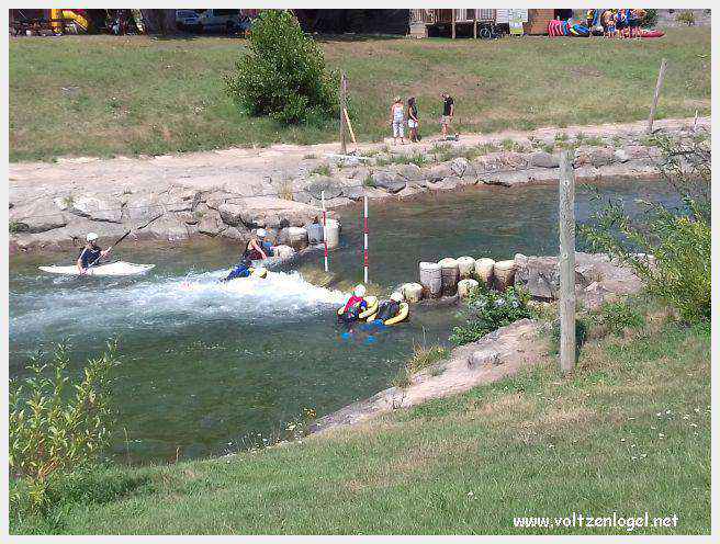 Vue panoramique de Millau avec le Viaduc et les Gorges du Tarn en arrière-plan